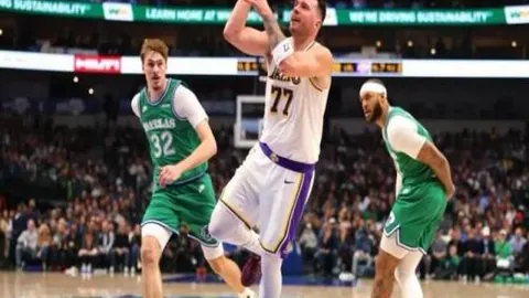 申花逆境逆转，于汉超两球助力十人海港赢下上海德比