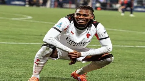 国脚拜合拉木挥拳被红牌驱逐，恐遭严厉处罚