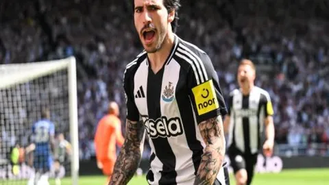 维尼修斯对阿根廷球员比手势：欧冠对决，我已准备！